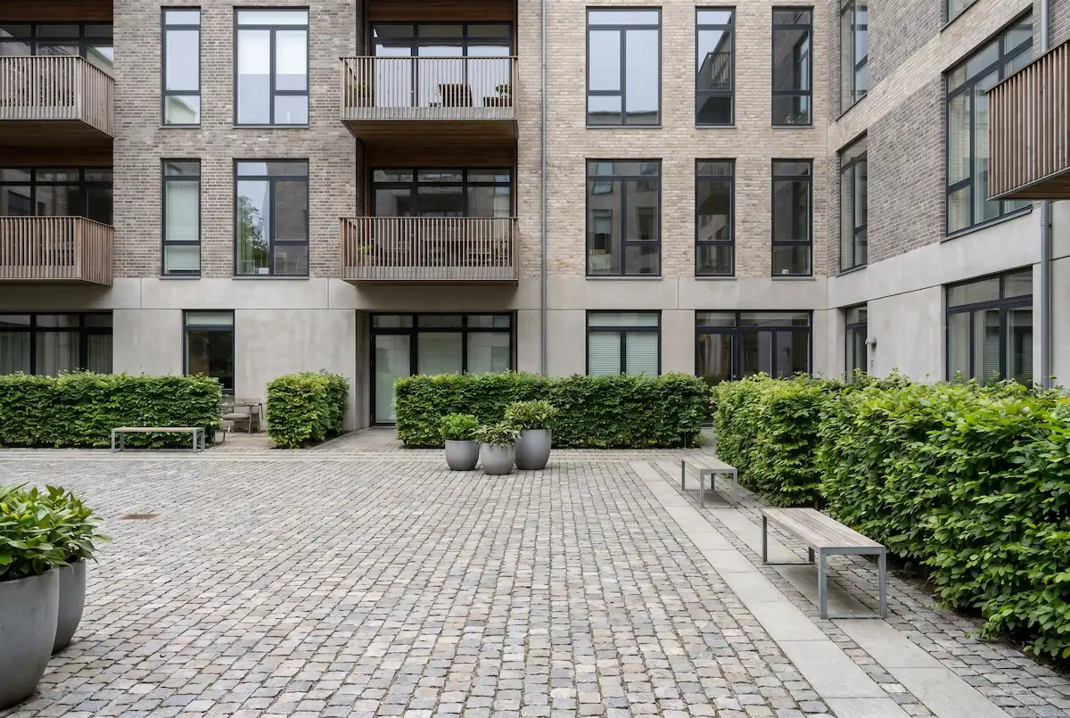 Velholdt udeareal ved moderne boligejendom